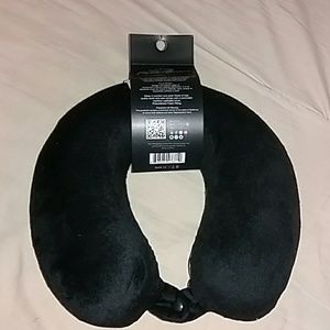 maui and sons Other - Memory foam traveling pillow maui and sons Other - Memory foam traveling pillow